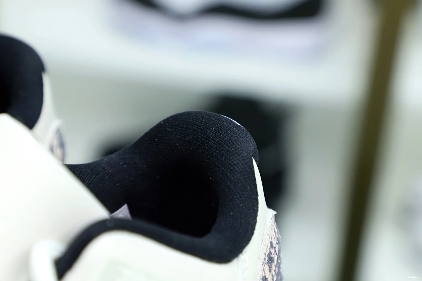 LOW AIR 11 LIGHT BONE SNAKESKIN JORDAN 0925